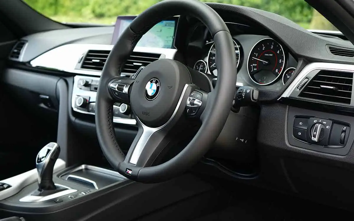 manual-steering-wheel-on-an-automatic-car